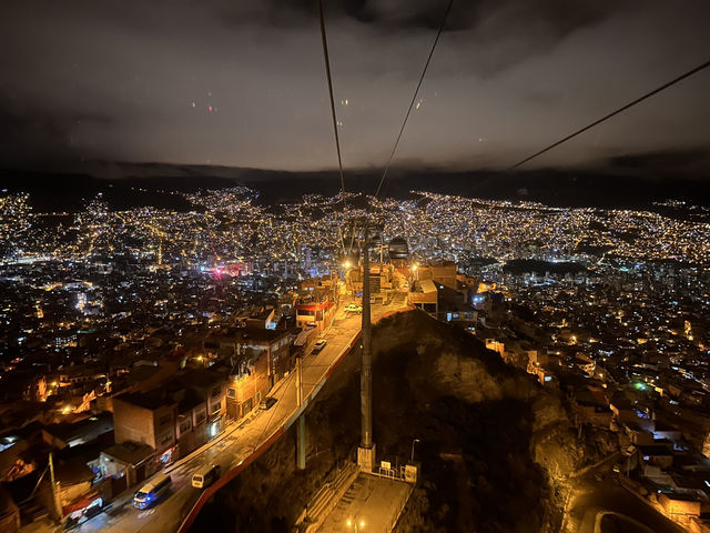 【ラパスの夜景×Mi Teleférico】空を走る都市交通で、絶景の真上を旅する。