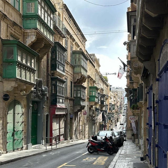 Valletta's Colorful Windows: A Photographer's Walking Tour🌈📸   
