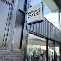 PRAVE CAFE – คาเฟ่ริมทะเลสุดชิลล์ วิวหลักล้าน