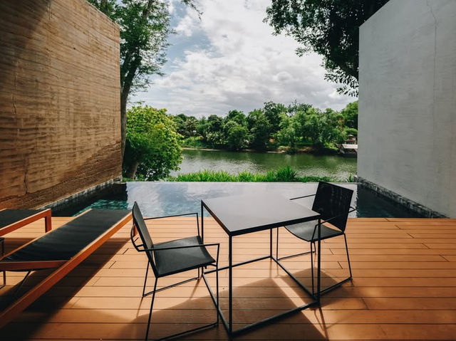 ไปพักผ่อน Pool Villa ริมแม่น้ำแควน้อยกันไหม?