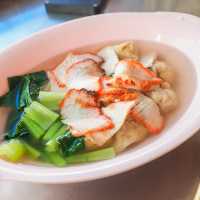 เจ๊ไก่บะหมี่เกี๊ยวร้อยปี 