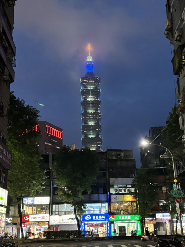 台北101 耐風ダンパーと展望室からの霧がかった眺め