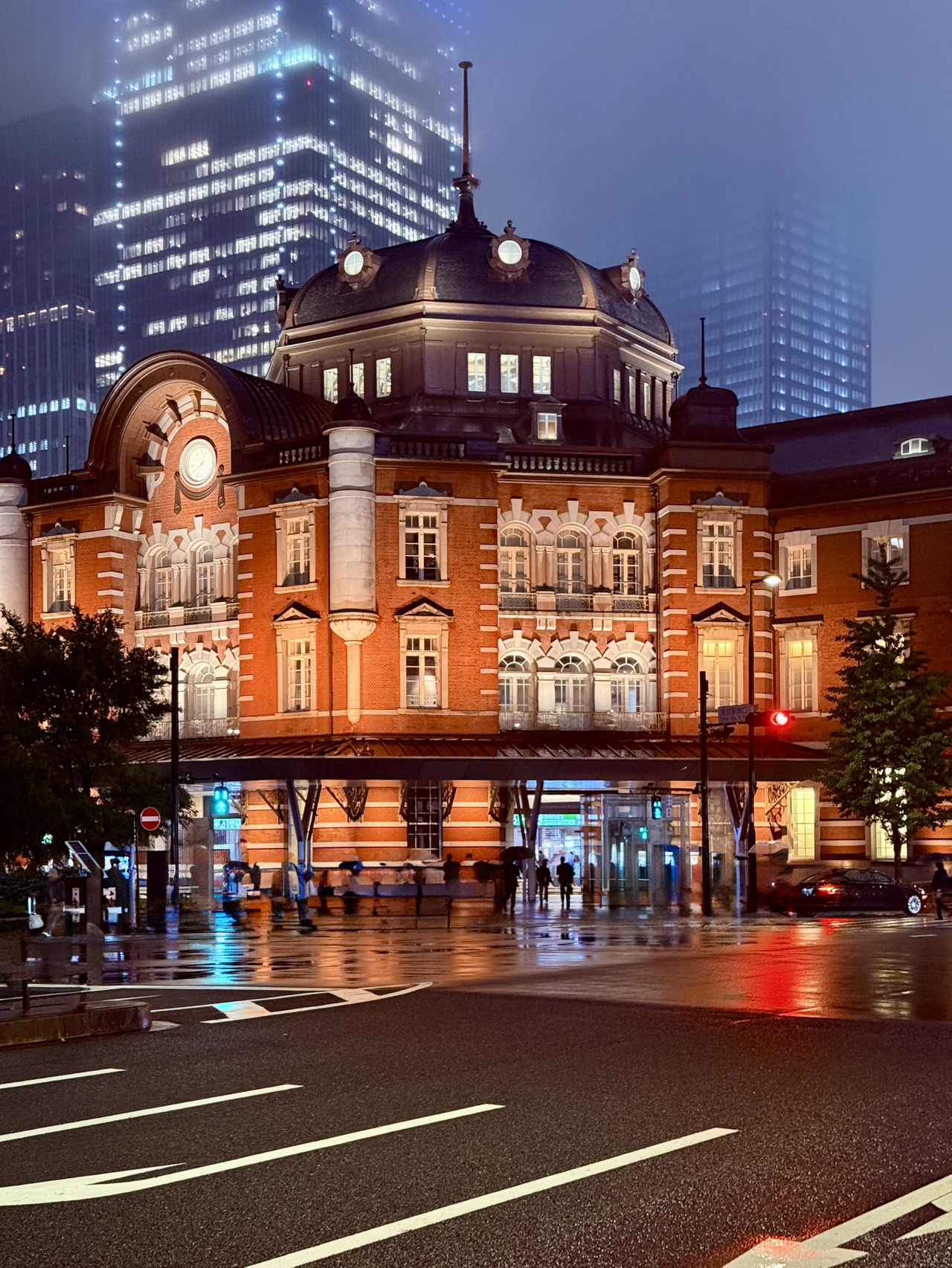 

70萬韓元東京3天4夜行程

✅ 東京旅遊費用
濟州航空來回 13萬韓元 (使用成田機場)
飯店3晚 15萬韓元 (東京池袋巢鴨美利茲飯店)
換匯 3萬日圓
迪士尼樂園門票 79000韓元
澀谷SKY展望台門票 37000韓元
Skyliner來回 33000韓元
漫遊 1天3GB 共4天 8000韓元

✅ 飯店通常預訂澀谷、新宿、東京車站、池袋附近，其中池袋最便宜！

1️⃣日차
成田機場 ➡️ 辻半日本橋本店 (午餐) ➡️ Sunshine City ➡️ 廣喜屋燒肉澀谷店 (晚餐) ➡️ 澀谷Scramble Square ➡️ 澀谷SKY展望台

✅ 辻半可透過Google確認排隊狀況
平日1點前往，排隊約30分鐘
備有韓文菜單，僅接受現金支付
✅ 推薦喜歡動漫、扭蛋、抽獎的人前往Sunshine City
✅ 澀谷SKY展望台可於2週前午夜在Klook預訂
熱門時段很快售罄，請務必在午夜時段進入預訂 ✨

2️⃣日차
西村鰻魚飯巢鴨店 (午餐) ➡️ 明治神宮 ➡️ 原宿購物 ➡️ 丸之內夜景 ➡️ 燒肉轟池袋店 (晚餐) ➡️ 唐吉訶德池袋店

✅ 原宿有Uniqlo、LUSH、Kiddy Land等
許多購物中心和扭蛋店，非常推薦
✅ 想買Onitsuka Tiger鞋子的人推薦去原宿
澀谷店的庫存不多 🥹

3️⃣日차
東京迪士尼樂園 ➡️ 無敵家池袋店 (拉麵)

✅ 無敵家拉麵即使在23點也需要排隊
備有韓文菜單，僅接受現金支付

4️⃣日차
從飯店出發，無其他行程，直接返回韓國

如果天氣好的話，推薦第二天去迪士尼樂園，第三天購物！
我們第二天遇到下雨，第三天放晴，所以行程對調了。