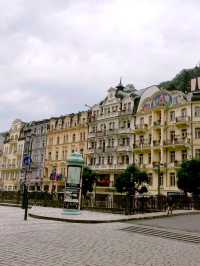 คาร์โรวี วารี เมืองสีพาสเทลกลางหุบเขาอันสวยงาม