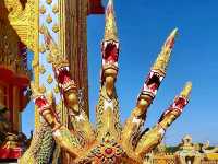 วัดท่ามะกอก อุโบสถเรือนารายณ์ทรงสุบรรณสีทอง