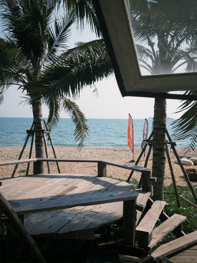 She Sails Cafe & Beach Club: ความชิลล์ริมทะเล