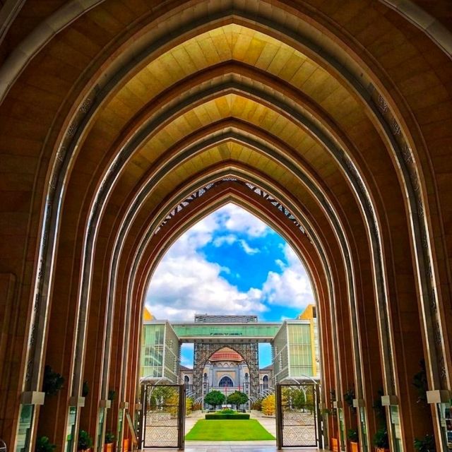 静寂とモダンが融合する美しい空間 Tuanku Mizan Zainal Abidin Mosque
