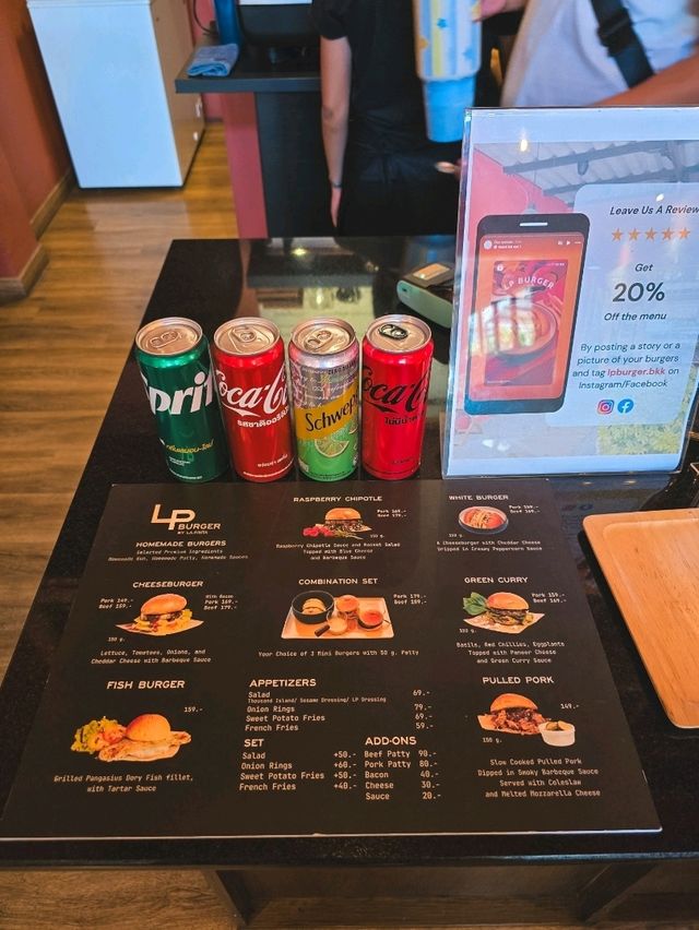 Lapinta Cafe & Roastery คาเฟ่สีส้ม