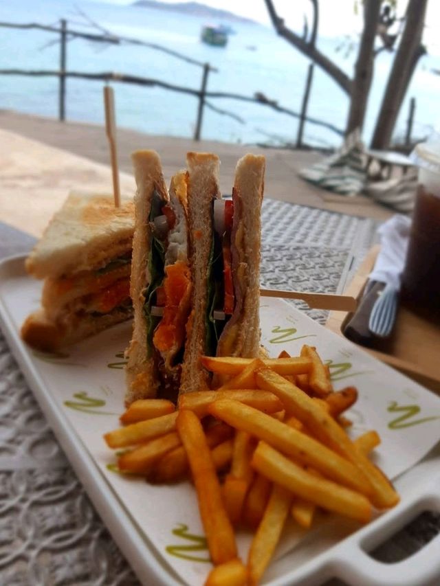 Matata Bay Cafe คาเฟ่สุดชิลริมทะเล เกาะล้าน
