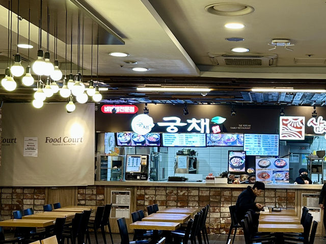 다양한 메뉴의 음식을 골라 먹을 수 있는 일산 푸드코트