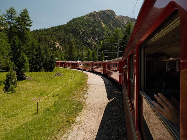 【世界遺産を走る赤い列車】ベルニナ急行でアルプスを駆け抜ける旅🚂❄️