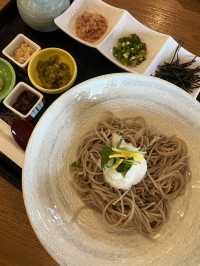 「旅先でしか食べられない“土地の味”って、どうしてあんなに心に残るんだろう。」