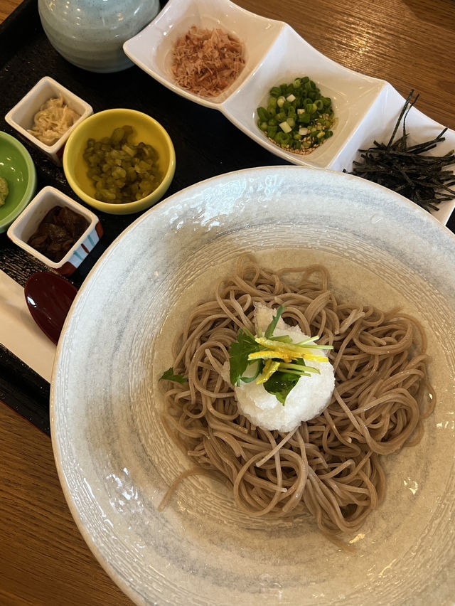 「旅先でしか食べられない“土地の味”って、どうしてあんなに心に残るんだろう。」