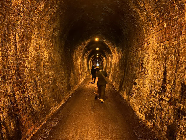 紐西蘭旅遊景點—🌌 Karangahake Tunnel｜走進礦工時代的時光隧道