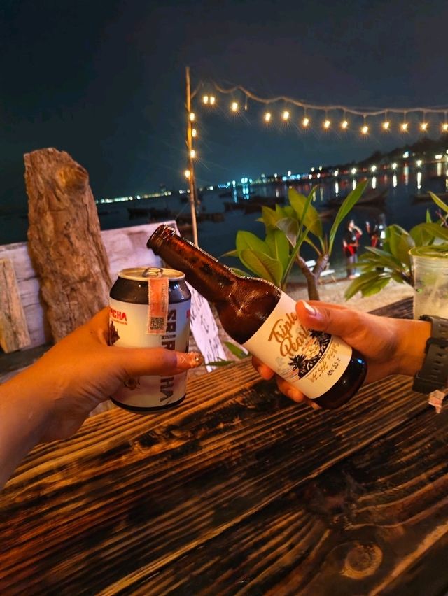 คาเฟ่และนั่งชิวริมหาดที่ Little town ศรีราชา