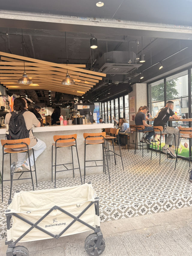 黑白型格Cafe！開心果意粉超正🤤