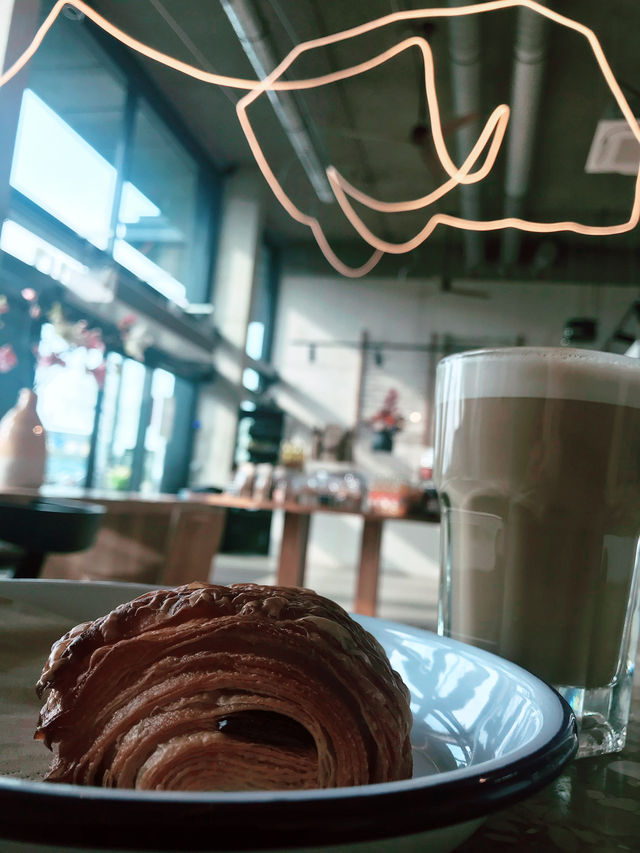 オランダ🇳🇱で人気のパン屋さん🥖 BBrood(ビー・ブロード)でNDSMでの朝食をアレンジする オランダ🇳🇱で人気のパン屋さん🥖 BBrood(ビー・ブロード)でNDSMでの朝食をアレンジする