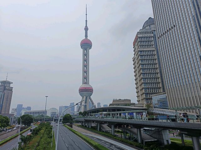 仰望陸家嘴天際線，感受上海的高度與速度。