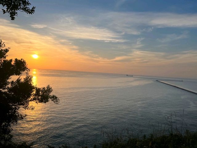 藍天白雲下悠閒漁村⛵