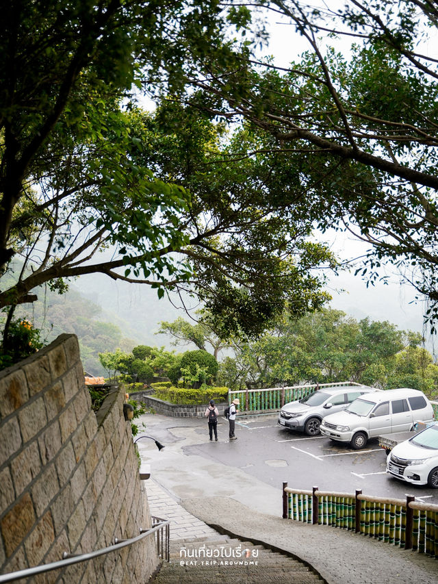 ไหว้พระในวันที่ฝนพรำ บรรยากาศสงบอย่างบอกไม่ถูก ไหว้พระในวันที่ฝนพรำ บรรยากาศสงบอย่างบอกไม่ถูก