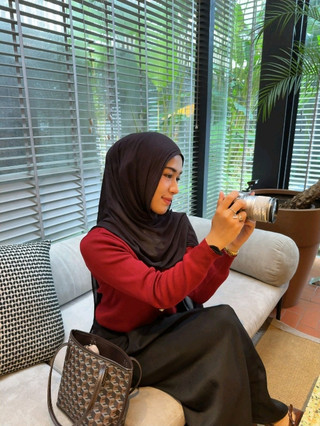 Tempat makan siang yang nyaman di Kuningan dengan makanan enak dan suasana santai. Tempat yang sempurna untuk bertemu dengan teman dekat sambil menikmati hidangan Indonesia dan fusion yang lezat.