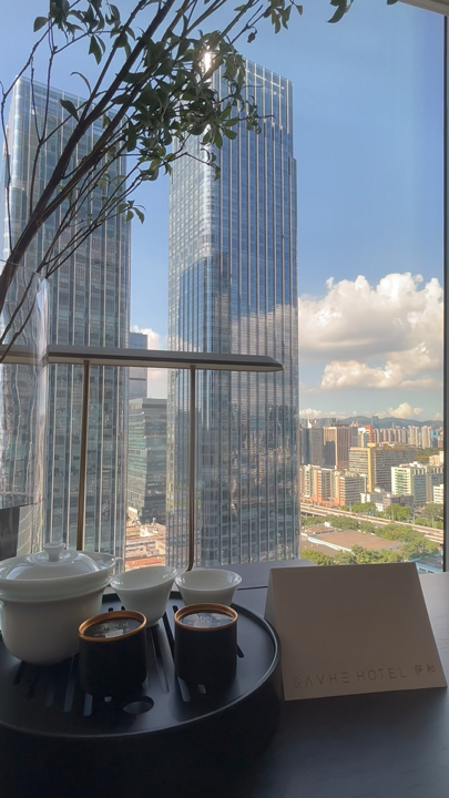 The hotel is located right next to Xiasha Station, making it incredibly convenient 👍. There are also large shopping malls and restaurants nearby.

The hotel focuses on a wellness experience, and the entire staycation was very comfortable, so it's a great option for families with elderly members 👵.

All meals are buffet style, including afternoon tea, dinner, and breakfast. While there isn't expensive seafood, the variety is extensive, and the food is healthy and delicious. I especially loved the fried rice, the herbal tea, and the Benedict egg at breakfast 🍳.

The rooms also offer a choice of aromatherapy, which helped me sleep very well that night. The toiletries were from the Lulabo aromatherapy shower gel series ❤️. The room buffet bar is also complimentary 🌸, and the hotel even provides free laundry services for guests.

#FebruaryDestinations2026