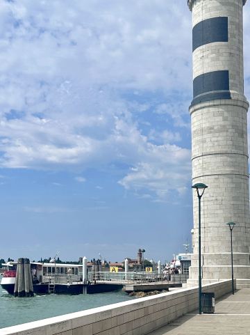 イタリア、ムラーノ島からの美しい眺め、「白い石造りの灯台
