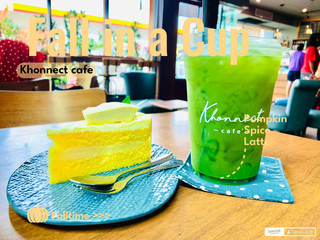 Khonnect Cafe เป็นคาเฟ่ที่โดดเด่นด้วยบรรยากาศสุดชิคและการตกแต่งที่ทันสมัย เหมาะสำหรับการมานั่งพักผ่อนในช่วงกลางวัน ไม่ว่าจะเป็นการนัดพบเพื่อน ทำงานนอกสถานที่ หรือมานั่งจิบกาแฟคนเดียวก็ให้ความรู้สึกผ่อนคลายและเป็นกันเอง ตัวร้านออกแบบในสไตล์มินิมอลผสมลอฟต์ ใช้โทนสีอบอุ่นและแสงธรรมชาติที่ส่องเข้ามาภายในร้าน ทำให้ทุกมุมดูสวยงามและเหมาะกับการถ่ายรูป บรรยากาศโดยรวมเงียบสงบ เปิดเพลงคลอเบา ๆ ช่วยสร้างความรู้สึกสบายตั้งแต่ก้าวแรกที่เข้ามา
เมนูของ Khonnect Cafe มีให้เลือกหลากหลาย ทั้งกาแฟสดที่คัดสรรเมล็ดคุณภาพ เครื่องดื่มชา มัทฉะ โกโก้ รวมถึงเมนูโซดาและสมูทตี้สำหรับคนที่ไม่ดื่มกาแฟ รสชาติของเครื่องดื่มมีความกลมกล่อม หอมละมุน และใส่ใจในทุกขั้นตอนการชง ส่วนเมนูเบเกอรี่และขนมก็มีให้เลือกทั้งเค้ก ครัวซองต์ และขนมโฮมเมดที่อบสดใหม่ในแต่ละวัน รับประทานคู่กับเครื่องดื่มได้อย่างลงตัว
นอกจากเครื่องดื่มและขนมที่น่าสนใจแล้ว การบริการของพนักงานก็เป็นอีกหนึ่งจุดเด่น ทุกคนให้การต้อนรับด้วยรอยยิ้ม พร้อมแนะนำเมนูอย่างเป็นกันเอง ทำให้ลูกค้ารู้สึกอบอุ่นและอยากกลับมาใช้บริการอีกครั้ง ภายในร้านยังจัดสรรพื้นที่นั่งได้หลากหลาย ทั้งโซนสำหรับนั่งทำงานที่มีปลั๊กไฟและอินเทอร์เน็ตความเร็วสูง รวมถึงมุมนั่งพักผ่อนที่เหมาะสำหรับการพูดคุยหรือใช้เวลาสบาย ๆ ในวันหยุด
อีกหนึ่งเสน่ห์ของ Khonnect Cafe คือการตกแต่งที่ใส่ใจในรายละเอียด ไม่ว่าจะเป็นเฟอร์นิเจอร์ งานศิลปะ หรือมุมถ่ายรูปที่จัดไว้อย่างลงตัว ทำให้ทุกมุมของร้านสามารถเก็บภาพสวย ๆ ได้โดยไม่ต้องพยายาม เหมาะกับสายคอนเทนต์ที่ต้องการภาพสวยลงโซเชียล หรือผู้ที่ชื่นชอบการนั่งจิบกาแฟท่ามกลางบรรยากาศดี ๆ
โดยรวมแล้ว Khonnect Cafe เป็นคาเฟ่ที่ตอบโจทย์ทั้งเรื่องบรรยากาศ รสชาติของเครื่องดื่ม คุณภาพของขนม และการบริการที่เป็นมิตร เหมาะสำหรับการแวะพักในช่วงกลางวัน ไม่ว่าจะมาคนเดียว มากับเพื่อน หรือพาครอบครัวมานั่งพักผ่อนก็สามารถใช้เวลาได้อย่างคุ้มค่า หากกำลังมองหาคาเฟ่สุดคูล บรรยากาศสบาย ๆ ที่ให้ทั้งความอร่อยและความประทับใจ Khonnect Cafe ถือเป็นอีกหนึ่งจุดหมายที่ไม่ควรพลาด และเป็นสถานที่ที่หลายคนพร้อมกลับมาเยือนซ้ำเพื่อสัมผัสบรรยากาศดี ๆ และลิ้มลองเมนูใหม่ ๆ ในทุกครั้งที่มา☕️🏡🌻💚 #คาเฟ่ห้ามพลาด