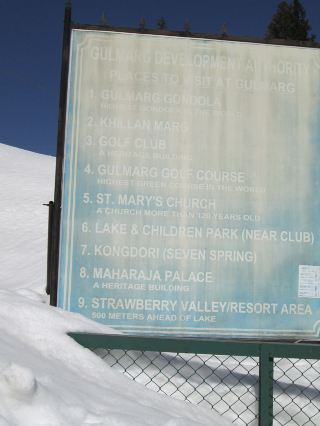 視角:「如果你來克什米爾,你的行程可能會是這樣…」🏔️✨

在斯利那加的達爾湖畔,清晨醒來,感受著清新的微風。四周環繞著白雪皚皚的群山,倒映在平靜的湖面上,彷彿置身夢境。在傳統的船屋上度過一夜,千萬不要錯過乘坐希卡拉船悠閒地遊覽湖面。

接下來,前往古爾馬爾格。冬季,這裡白雪皚皚;夏季,山巒鬱鬱蔥蔥。乘坐世界上最高的纜車之一,飽覽喜馬拉雅山脈的壯麗景色。古爾馬爾格也是滑雪、單板滑雪和雪地自行車的景點。

之後,探索帕哈爾加姆,清澈的利德爾河蜿蜒流淌在松樹環繞的美麗山谷中。騎馬漫步,享受河畔的寧靜,並遊覽迷人的貝塔布山谷和阿魯山谷。

您的下一站是索納馬格(Sonamarg),意為“黃金草原”。這裡被雄偉的山脈、冰川和翠綠的草甸環繞,是克什米爾風景最優美的目的地之一。從這裡出發,您可以前往著名的塔吉瓦斯冰川(Thajiwas Glacier),即使在夏季,那裡也常常能看到積雪。

克什米爾必遊景點:

🌊 達爾湖(Dal Lake)-搭乘什卡拉船、體驗船屋和遊覽水上市場。 ❄️ 古爾馬爾格(Gulmarg)-乘坐纜車、滑雪和欣賞白雪皚皚的山脈。 🌲 帕哈爾加姆(Pahalgam)-遊覽利德爾河(Lidder River)、貝塔布山谷(Betaab Valley)和阿魯山谷(Aru Valley)。 🏔️ 索納馬格(Sonamarg)-遊覽塔吉瓦斯冰川和健行路線。 🌷 英迪拉甘地紀念鬱金香花園(Indira Gandhi Memorial Tulip Garden)-亞洲最大的鬱金香花園(最佳遊覽時間為三月至四月)。 🌺 莫臥兒花園-尼沙特花園和沙利瑪花園,以其歷史悠久的莫臥兒建築而聞名。 ⛰️ 阿魯山谷和貝塔布山谷-風景如畫,自然風光環繞。

🍛 別忘了品嚐著名的克什米爾瓦茲萬(Wazwan)、卡瓦茶(Kahwa tea)和其他美味的當地菜餚。

遊覽克什米爾的最佳時間:

🌷 三月至五月:花朵盛開,綠意盎然。 ☀️ 六月至八月:氣候宜人,是觀光旅遊的理想時節。 ❄️ 十二月至二月:是體驗冬季運動和欣賞雪景的絕佳時機。

克什米爾不僅僅是一個旅遊目的地,更是一段您永生難忘的旅程。 ❤️