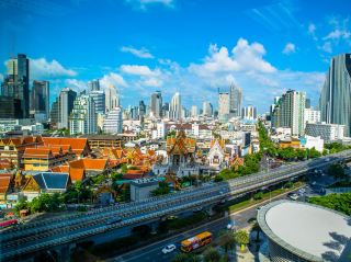 Bangkok Contrasts: Sacred Temples to Street Life 🇹🇭✨ Bangkok's most captivating contrast: glittering temples and bustling street life.