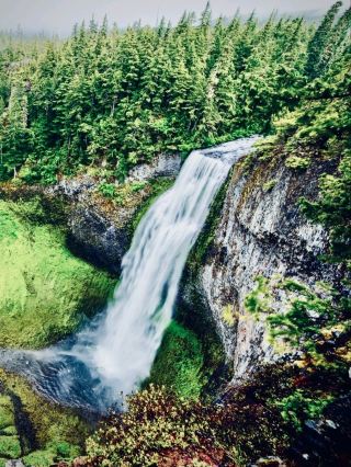 玻利維亞蘇克雷 Laguna Maragda：長滿青苔的懸崖與殖民時代山谷。