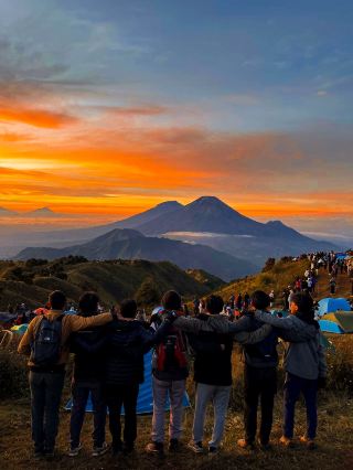 Chasing Sunrise from the Summit of Mount Prau