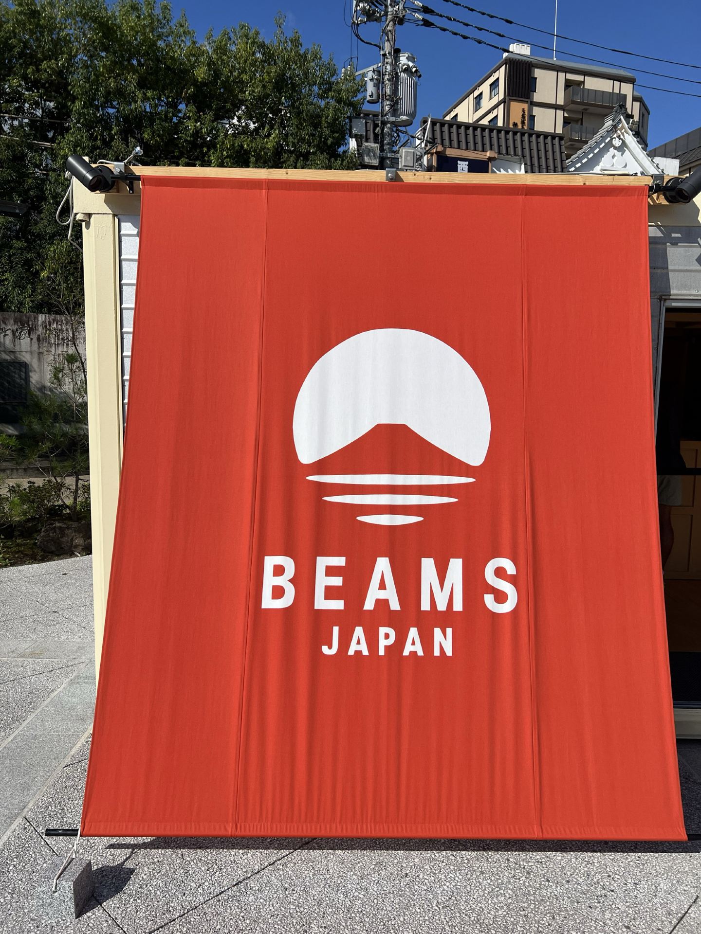 Japanese Fashion Icon BEAMS Pops Up at Senso-ji Temple! Bringing Kaminarimon and Artisan Craft Home for Five Months Only.