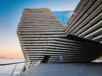 光與影的舞蹈：隈研吾的 V&A Dundee ☀️🌑🕺💃