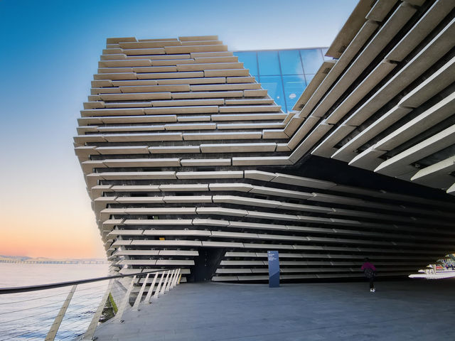 光與影的舞蹈：隈研吾的 V&A Dundee ☀️🌑🕺💃