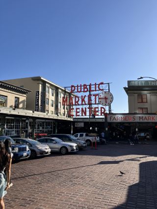 สถานที่ที่ต้องไปเยือนในซีแอตเทิลคือ Pike Place Market!