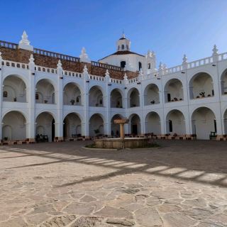 하얀 도시 수크레로 절대 빼놓을 수 없는 만족도가 높은 가톨릭 교회