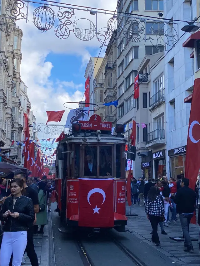 🇹🇷 Must Try in Istanbul- Istanbul Nostalgic Tram 🚋