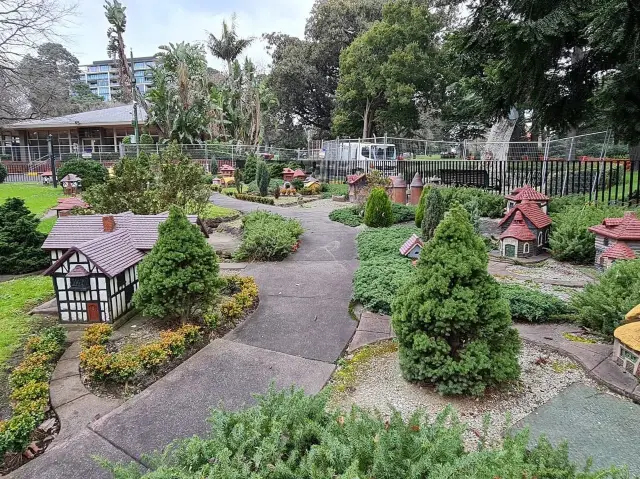 Model Tudor Village in Fitzroy Gardens 🏢
