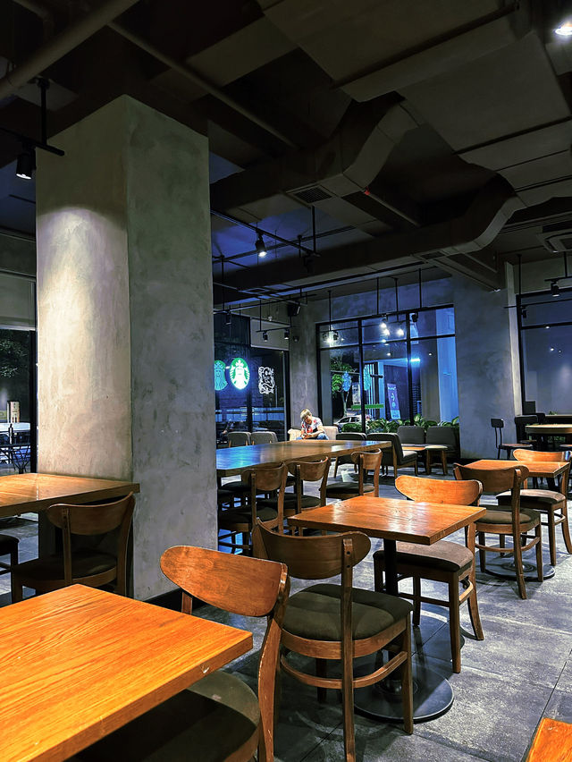 Peaceful Cafe to Work and Study