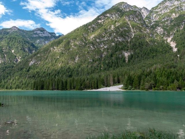 หนึ่งในทะเลสาบแสนสวยของเทือกเขา Dolomites