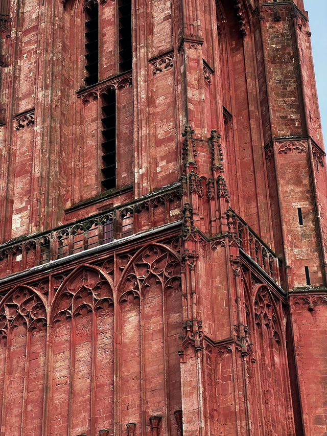 ⛪🔥 St. Janskerk – The Fiery Red Guardian of Maastricht’s Skyline 🇳🇱❤️  