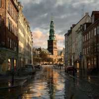 Rain or shine, Copenhagen’s iconic sites are calling! ☔️🕍⚓️
