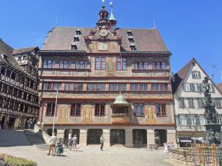 圖賓根(Tübingen)是德國巴登-符騰堡州中部的一座大學城,位於內卡河畔,距離州首府斯圖加特約30公里。人口約為9萬,其中約三分之一是學生,居民平均年齡不到 40 歲,使其成為德國平均年齡最年輕的城市之一。  圖賓根的中世紀老城區保持完好,鵝卵石街道和半木結構房屋讓人感覺像穿越到了過去,市政廳是城市的地標性建築。圖賓根大學成立於1477年,是歐洲最古老的大學之一,其畢業生包括哲學家黑格爾。圖賓根城堡(Hohentübingen)現也是圖賓根大學的一部分。