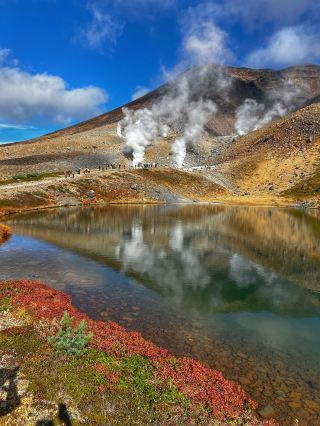 An absolute highlight of my Hokkaido trip! Asahidake during the autumn foliage season is breathtakingly gorgeous. This tour is great for people who haven't rented a car to travel in Hokkaido. Our guide, Baku, was extremely helpful, kept everything well-organized while giving enough free time to explore and take photos. He also helped take photos for me since I joined this tour by myself and shared some candies and a mochi treat. Recommended!!! 👍🏼