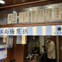 中国/蘇州　平江路で行列が出来ているおやつ梅花糕