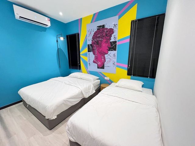 Discover a commercial art-themed homestay.