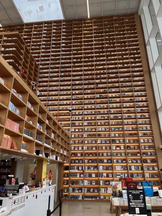 低頭看書，抬頭看湖：朵雲書院滴水湖店