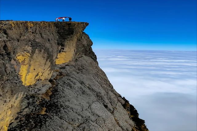 地球的邊緣：涼山州雷波龍頭山大斷崖