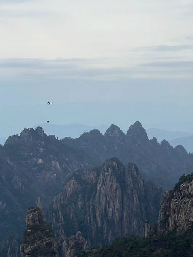 已識黃山真面目，主山猶放白雲遮